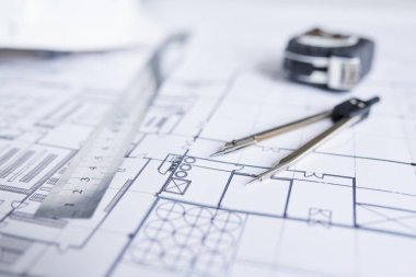 Çağdaş mühendis veya inşaatçı tarafından yapılmış yeni bina veya inşaat çiziminde çelik cetvel ve bölücü