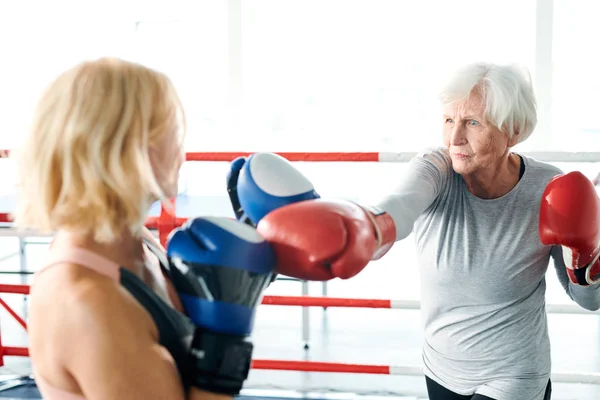 Mujer Mayor Ropa Deportiva Guantes Boxeo Pateando Joven Rival Mientras — Foto de Stock