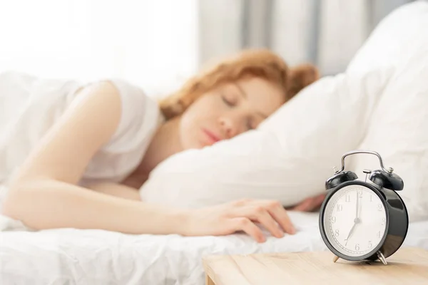 Reloj Despertador Mesita Noche Que Muestra Las Siete Mañana Fondo —  Fotos de Stock