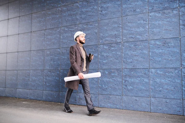 Jovem Empresário Formalwear Capacete Proteção Andando Longo Parede Edifício Moderno — Fotografia de Stock