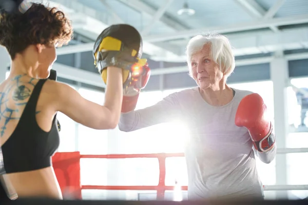 Starszy Biały Haired Kobieta Activewear Rękawice Bokserskie Walcząc Rywalem Podczas — Zdjęcie stockowe