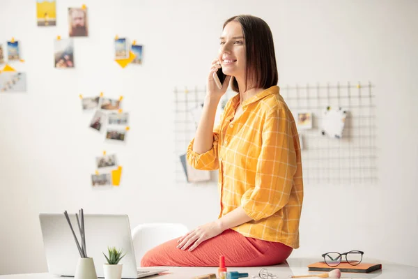 Vrolijke Jonge Vrouw Casualwear Zittend Bureau Kantoor Terwijl Het Aanroepen — Stockfoto