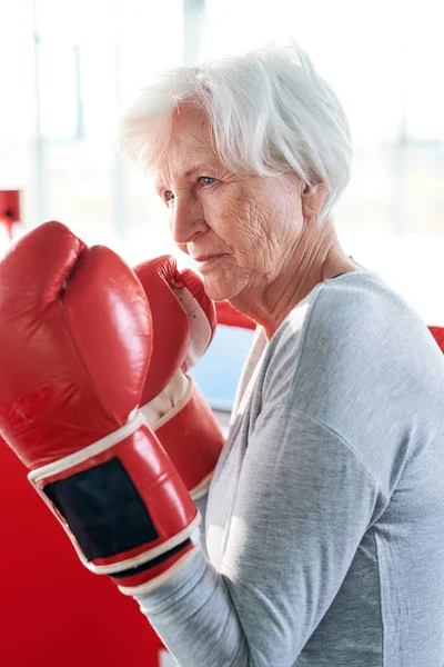 Geconcentreerde Senior Actieve Vrouw Bokshandschoenen Die Tijdens Voorbereiding Van Sportcompetitie — Stockfoto