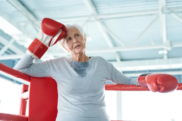 Trött Senior Kvinna Röda Boxningshandskar Stående Vid Gränsen Boxning Ring — Stockfoto