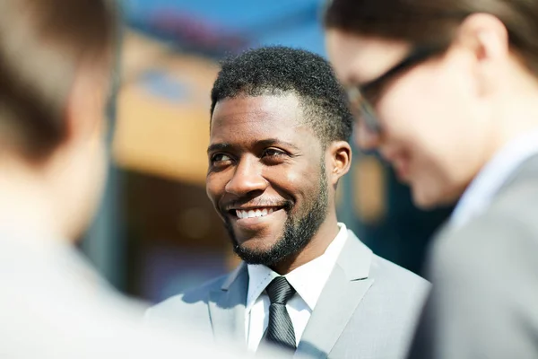 Jovem Homem Negócios Afro Americano Sorridente Delegado Que Participa Discussão — Fotografia de Stock