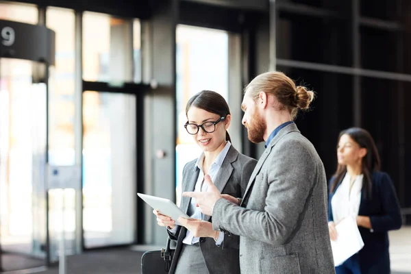 Två Unga Kollegor Diskuterar Presentation Eller Nya Idéer För Affärsprojekt — Stockfoto