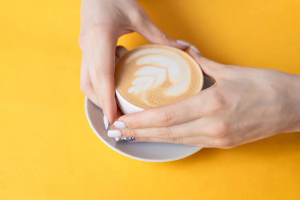 Mãos Jovem Segurando Pequena Xícara Porcelana Com Cappuccino Quente Fresco — Fotografia de Stock