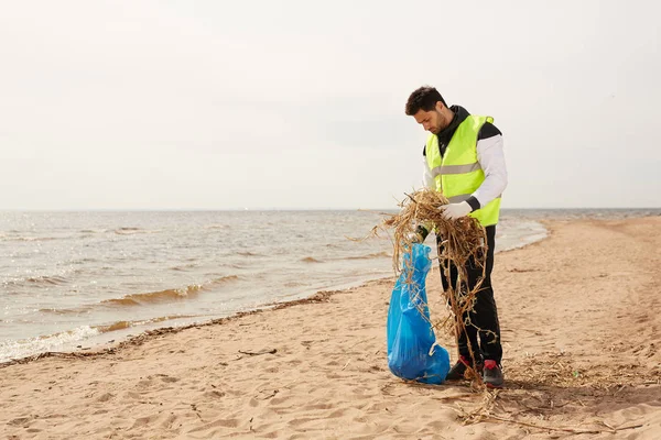Молодой Волонтер Защитной Рабочей Одежде Стоящий Песчаном Пляже Положив Природные — стоковое фото