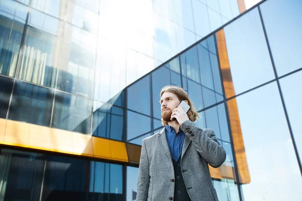 Jeune Homme Affaires Contemporain Avec Téléphone Portable Parlant Ses Clients — Photo