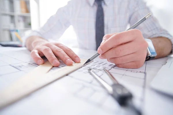 Ingeniero Joven Usando Lápiz Para Dibujar Línea Recta Bosquejo Nueva —  Fotos de Stock