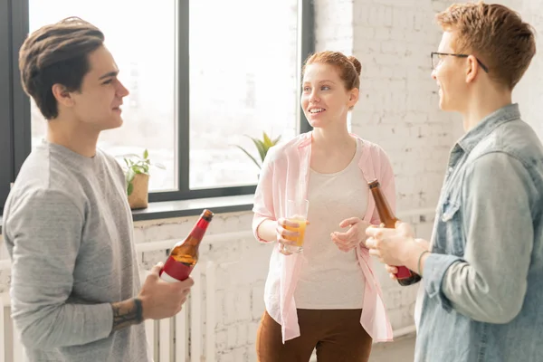 Tres Jóvenes Amigos Casuales Con Bebidas Pie Sala Estar Fiesta — Foto de Stock