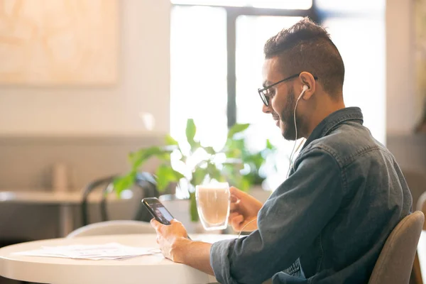 Young Casual Handsome Man Earphones Listening Music While Having Coffee — Stock Photo, Image