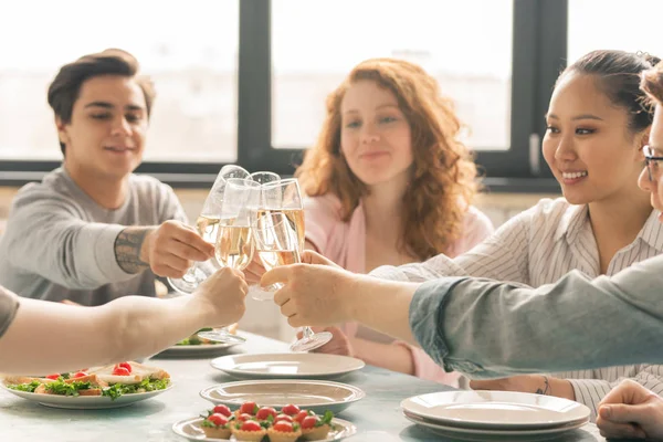 Cinq Jeunes Amis Étendant Les Mains Avec Champagne Vers Centre — Photo