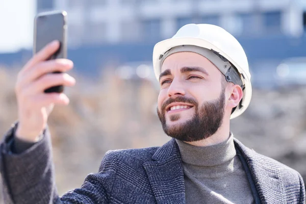 Lycklig Ung Man Hardhat Och Formalwear Loking Kamera Smartphone Handen — Stockfoto