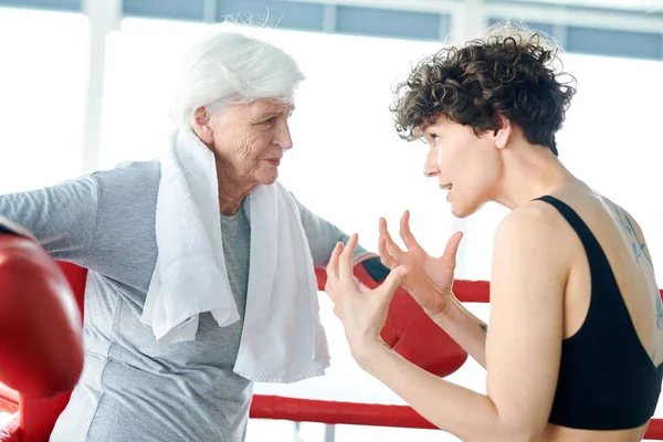 Ung Kvinna Förklarar Regler För Boxning Till Senior Aktiv Kvinna — Stockfoto