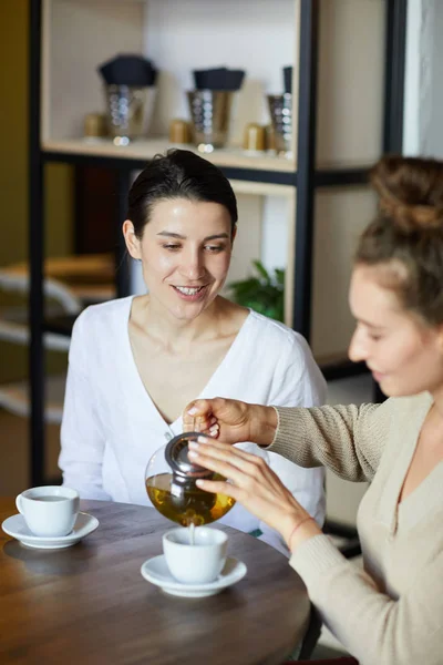 Kafede Arkadaşıyla Vakit Geçirirken Beyaz Porselen Bardağa Yeşil Bitki Çayı — Stok fotoğraf