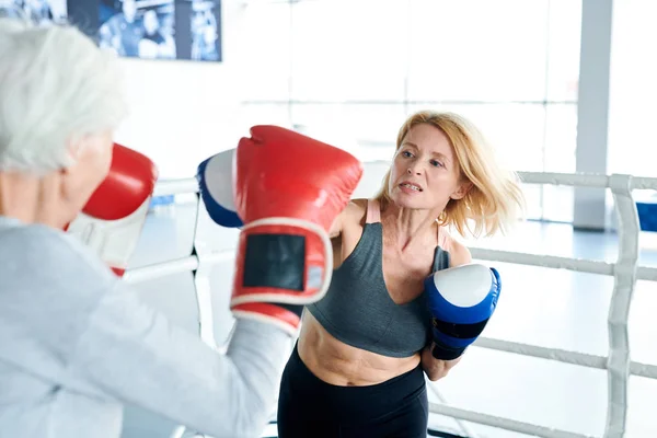 Mujer Rubia Agresiva Ropa Deportiva Guantes Boxeo Golpeando Rival Mayor — Foto de Stock