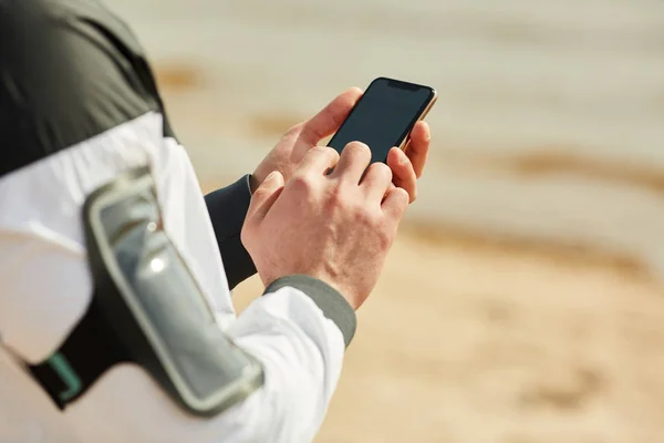 Jonge Hedendaagse Sporter Scrollen Smartphone Tijdens Het Zoeken Naar Contact — Stockfoto