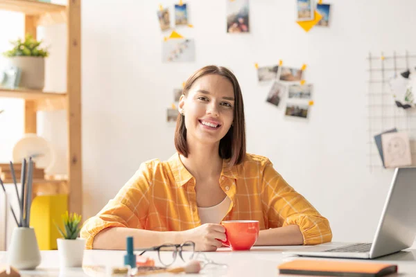 Lycklig Brunett Tjej Casualwear Tittar Dig Med Toothy Leende När — Stockfoto