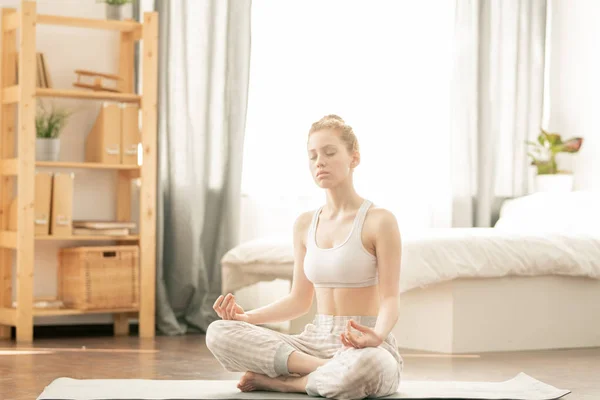 Jovem Apto Mulher Activewear Sentado Chão Pose Lótus Enquanto Relaxa — Fotografia de Stock