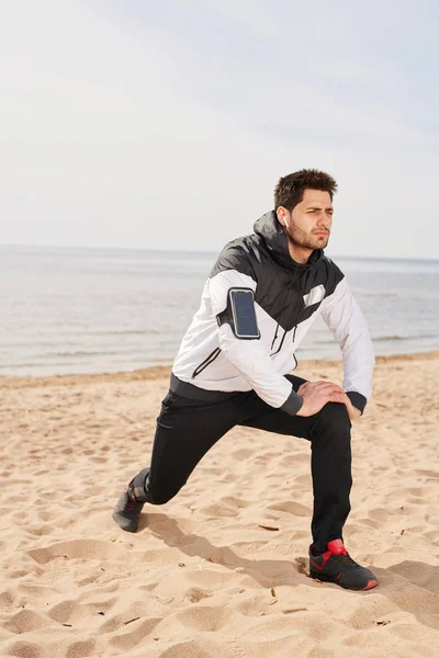 Junger Sportler Mit Airpods Und Smartphone Beim Training Sandstrand Mit — Stockfoto