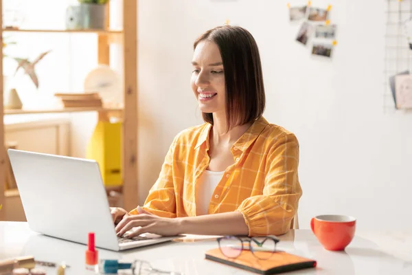 Gelukkig Meisje Casualwear Looknig Laptop Display Voor Haar Terwijl Zittend — Stockfoto