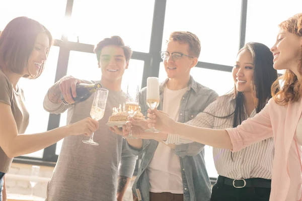 Uno Los Chicos Que Vierte Champán Flautas Sus Amigos Mientras — Foto de Stock