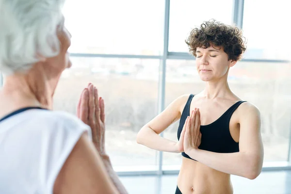 Her Ikisi Yoga Yaparken Yaşlı Kadın Önünde Duran Göğüs Tarafından — Stok fotoğraf
