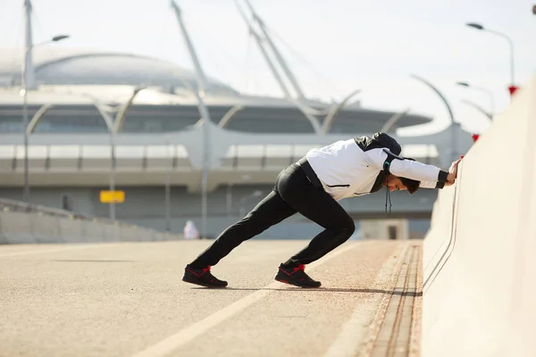 Jovem Forte Esportista Encostado Borda Ponte Enquanto Faz Exercício Para — Fotografia de Stock