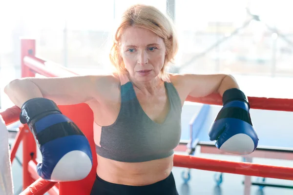 Müde Blonde Sportlerin Boxhandschuhen Die Sich Während Einer Trainingspause Rande — Stockfoto