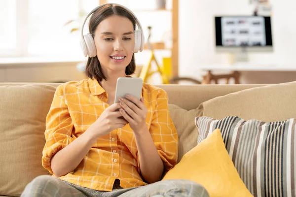 Glückliche Junge Brünette Frau Freizeitbekleidung Die Auf Der Couch Sitzt — Stockfoto