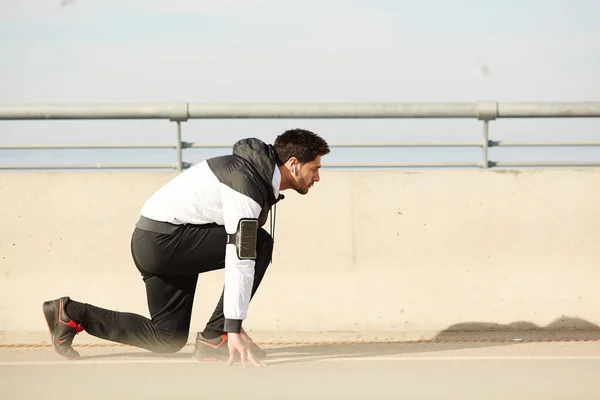 Jongeman Sportkleding Stand Startlijn Circuit Klaar Marathon Lopen Zonnige Dag — Stockfoto