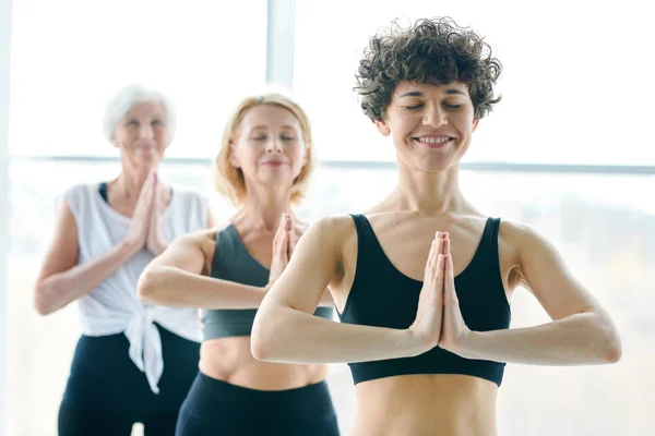 Glückliche Junge Frau Die Ihre Hände Während Der Yoga Praxis — Stockfoto