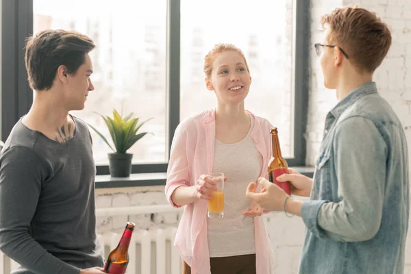 Jeune Fille Joyeuse Avec Verre Jus Orange Parler Des Gars — Photo