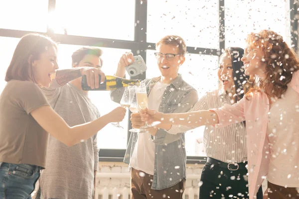 Happy Guy Pouring Champagne His Friends While Other Young Man — Stock Photo, Image