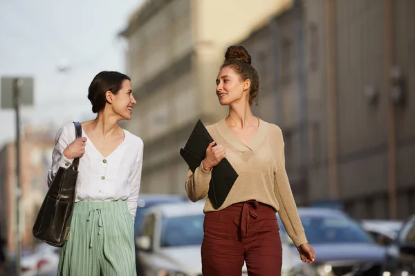 Dwóch Młodych Szczęśliwych Miejskich Kobiet Casualwear Rozmowy Drodze Pracy Lub — Zdjęcie stockowe