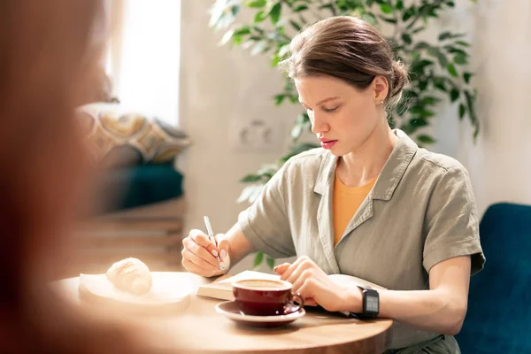 Ung Modern Affärskvinna Casualwear Sitter Vid Bordet Caféet Har Kaffe — Stockfoto