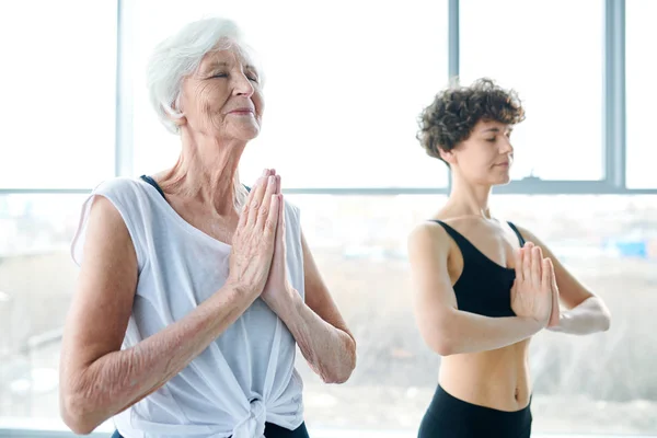 Feminino Sênior Ativo Sportswear Mantendo Mãos Juntas Pelo Peito Enquanto — Fotografia de Stock