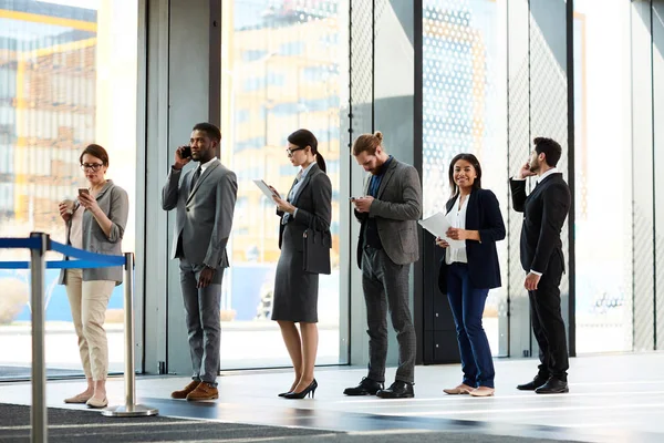 Groep Van Elegante Medewerkers Kostuums Staande Wachtrij Door Blauw Lint — Stockfoto