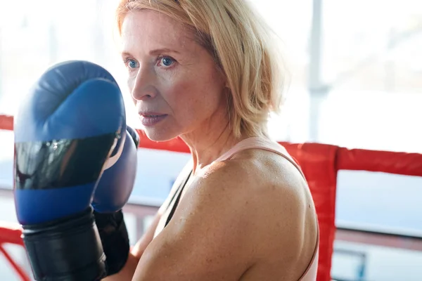 Forte Femmina Matura Guanti Boxe Guardando Suo Rivale Prima Colpire — Foto Stock