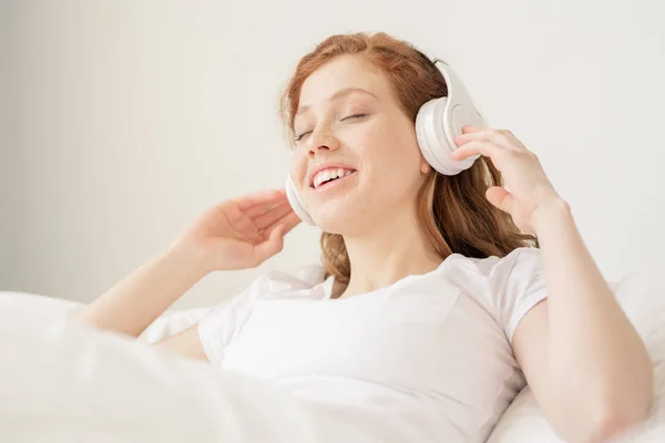 Fröhliche Teenagerin Mit Kopfhörern Die Ihre Lieblingsmusik Genießt Und Morgens — Stockfoto