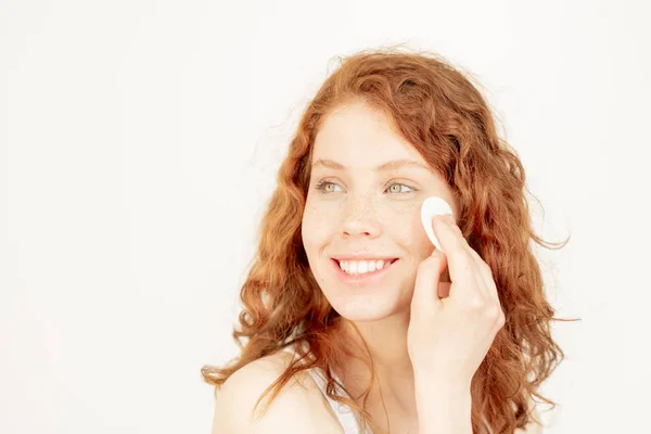 Joyeux Jeune Femme Bonne Santé Avec Tampon Coton Enlever Masque — Photo