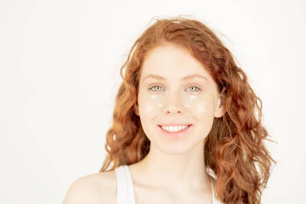 Mulher Jovem Saudável Com Sorriso Dente Cabelo Gengibre Ondulado Olhando — Fotografia de Stock