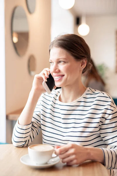 Kahve Akıllı Telefon Fincan Ile Mutlu Genç Mobil Kadını Kafede — Stok fotoğraf