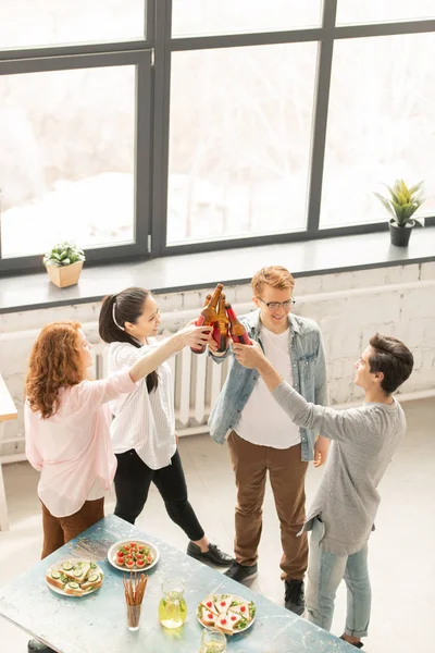 Vue Dessus Quatre Adolescents Interculturels Tenue Décontractée Levant Main Avec — Photo