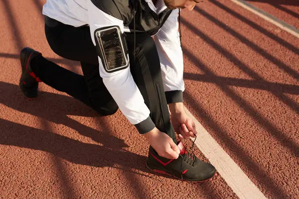 Zeitgenössischer Aktiver Junger Mann Sportbekleidung Bindet Schnürsenkel Rechten Turnschuh Während — Stockfoto