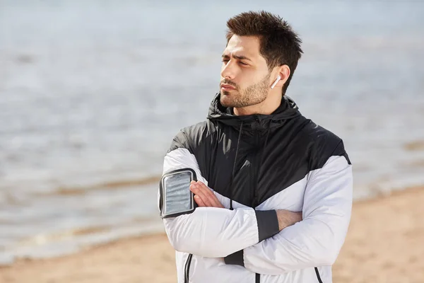 Langarmiger Athlet Windjacke Hört Musik Airpods Während Nach Dem Training — Stockfoto