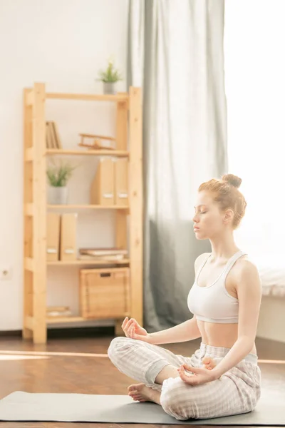 Jonge Blootsvoets Vrouw Activewear Zitten Mat Thuis Tijdens Het Beoefenen — Stockfoto