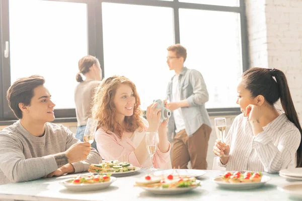 Eines Der Mädchen Posiert Für Ihren Freund Mit Der Kamera — Stockfoto