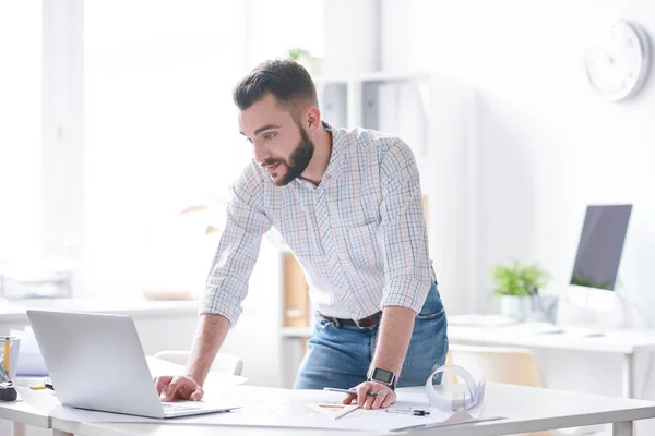 Ung Självsäker Affärsman Eller Arkitekt Skjorta Och Jeans Tittar Bärbar — Stockfoto